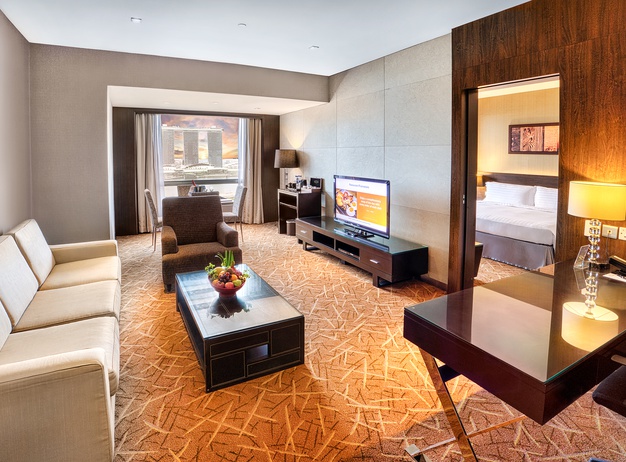 Premier Deluxe Suite Living Room Peninsula Excelsior Hotel en Singapore 